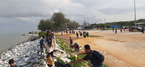 MEMBERSIH KAWASAN PANTAI REMIS JERAM DI KUALA SELANGOR - Image 24