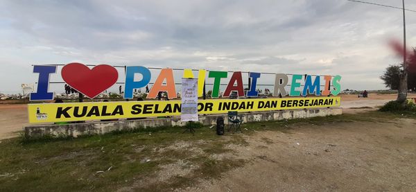 MEMBERSIH KAWASAN PANTAI REMIS JERAM DI KUALA SELANGOR - Image 1
