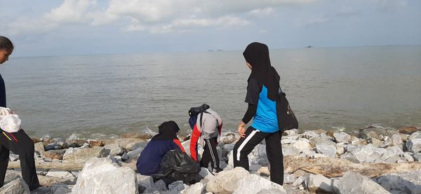 MEMBERSIH KAWASAN PANTAI REMIS JERAM DI KUALA SELANGOR - Image 29