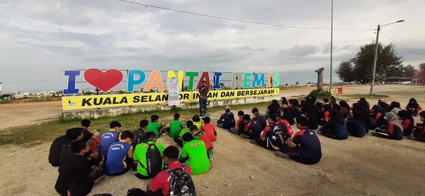 MEMBERSIH KAWASAN PANTAI REMIS JERAM DI KUALA SELANGOR - Image 5