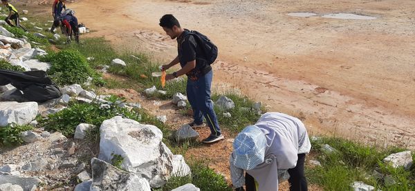 MEMBERSIH KAWASAN PANTAI REMIS JERAM DI KUALA SELANGOR - Image 23