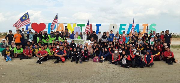 MEMBERSIH KAWASAN PANTAI REMIS JERAM DI KUALA SELANGOR - Image 9