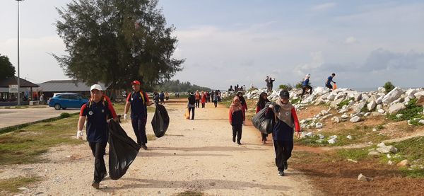 MEMBERSIH KAWASAN PANTAI REMIS JERAM DI KUALA SELANGOR - Image 49