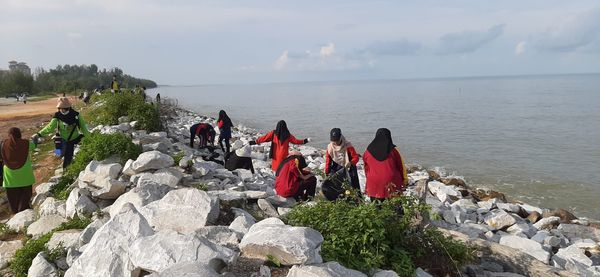 MEMBERSIH KAWASAN PANTAI REMIS JERAM DI KUALA SELANGOR - Image 34