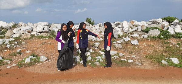 MEMBERSIH KAWASAN PANTAI REMIS JERAM DI KUALA SELANGOR - Image 44