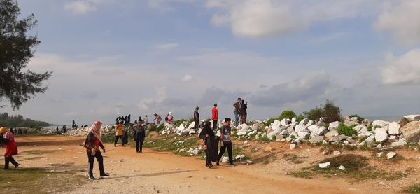 MEMBERSIH KAWASAN PANTAI REMIS JERAM DI KUALA SELANGOR - Image 52