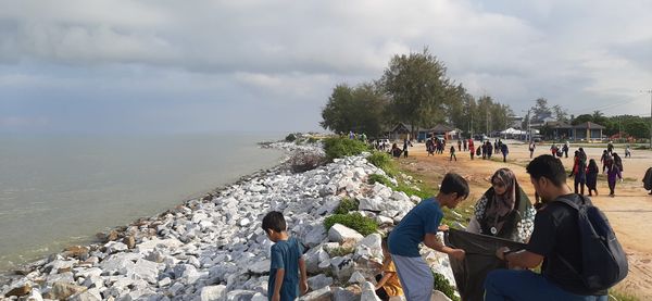 MEMBERSIH KAWASAN PANTAI REMIS JERAM DI KUALA SELANGOR - Image 18