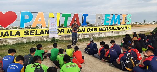 MEMBERSIH KAWASAN PANTAI REMIS JERAM DI KUALA SELANGOR - Image 4