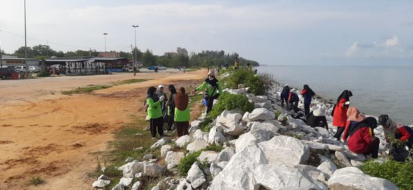 MEMBERSIH KAWASAN PANTAI REMIS JERAM DI KUALA SELANGOR - Image 33
