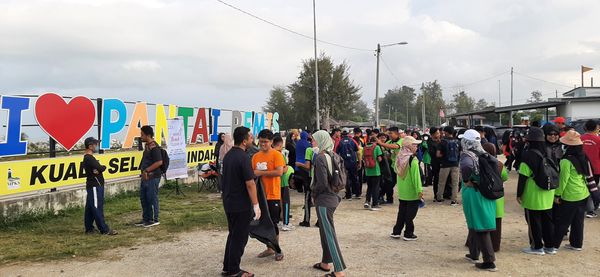 MEMBERSIH KAWASAN PANTAI REMIS JERAM DI KUALA SELANGOR - Image 13