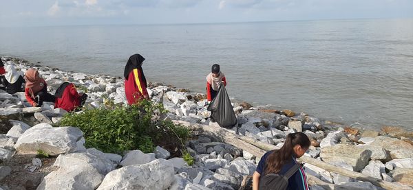 MEMBERSIH KAWASAN PANTAI REMIS JERAM DI KUALA SELANGOR - Image 37