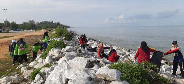 MEMBERSIH KAWASAN PANTAI REMIS JERAM DI KUALA SELANGOR - Image 39