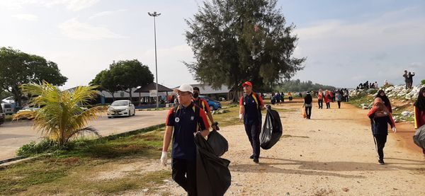 MEMBERSIH KAWASAN PANTAI REMIS JERAM DI KUALA SELANGOR - Image 50