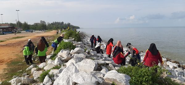 MEMBERSIH KAWASAN PANTAI REMIS JERAM DI KUALA SELANGOR - Image 32