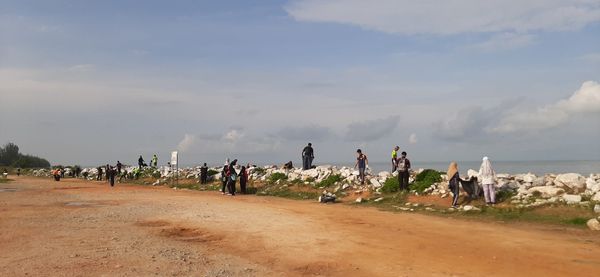 MEMBERSIH KAWASAN PANTAI REMIS JERAM DI KUALA SELANGOR - Image 27