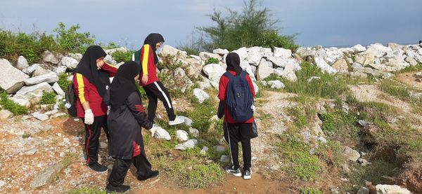 MEMBERSIH KAWASAN PANTAI REMIS JERAM DI KUALA SELANGOR - Image 47