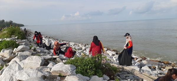 MEMBERSIH KAWASAN PANTAI REMIS JERAM DI KUALA SELANGOR - Image 38