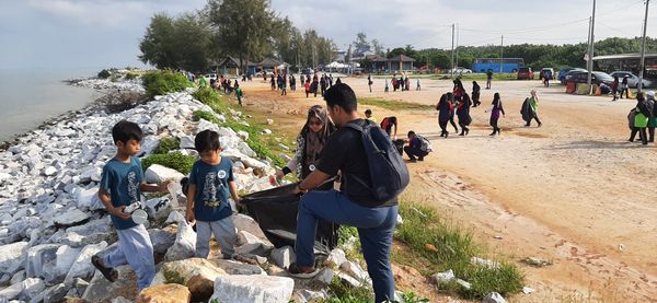 MEMBERSIH KAWASAN PANTAI REMIS JERAM DI KUALA SELANGOR - Image 16