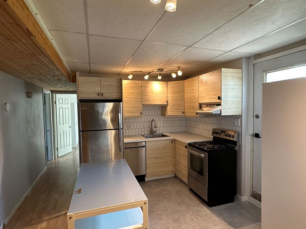368 Pearkes Dr thumbnail 4