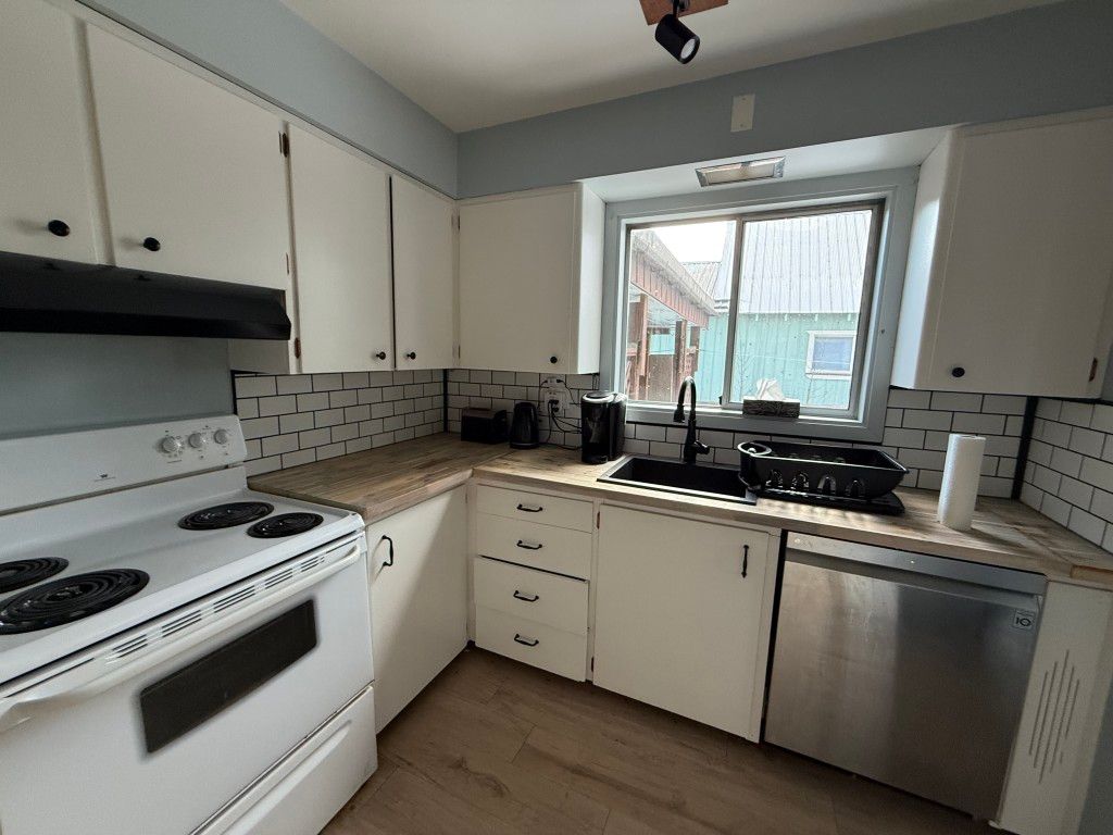1005 Douglas St thumbnail 8