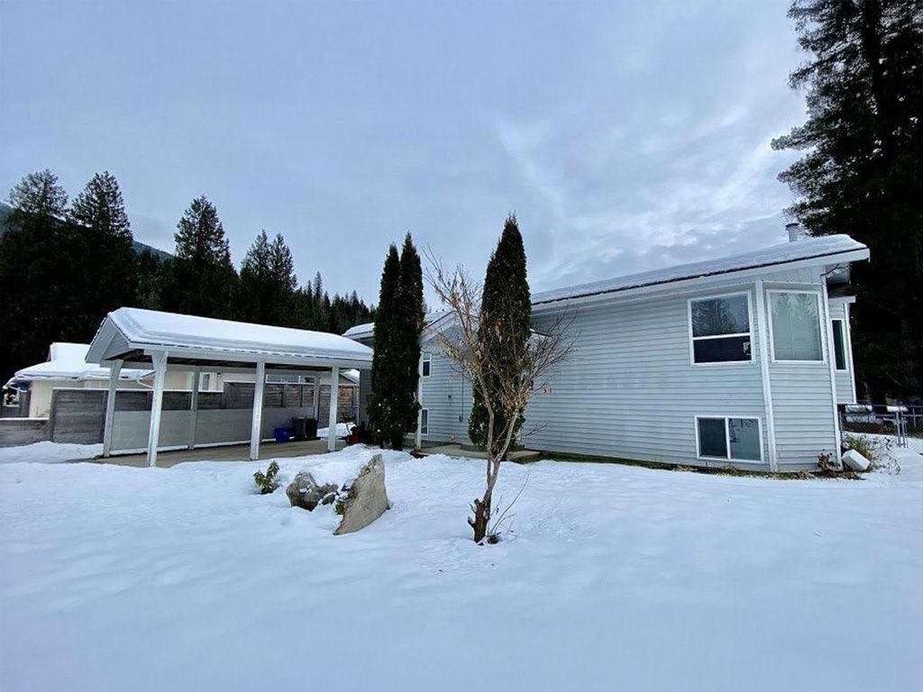 368 Pearkes Dr photo 1