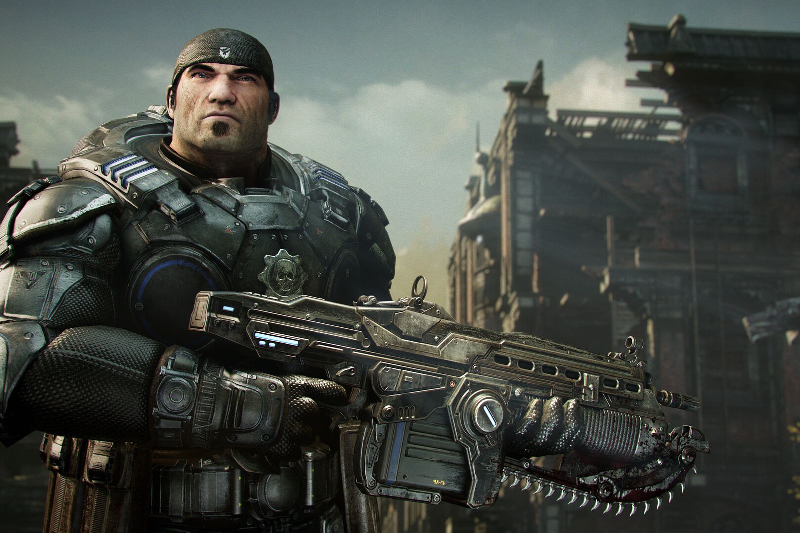 An armoured soldier holds a rifle with a chainsaw bayonet in a ruined city street in Gears of War: Reloaded