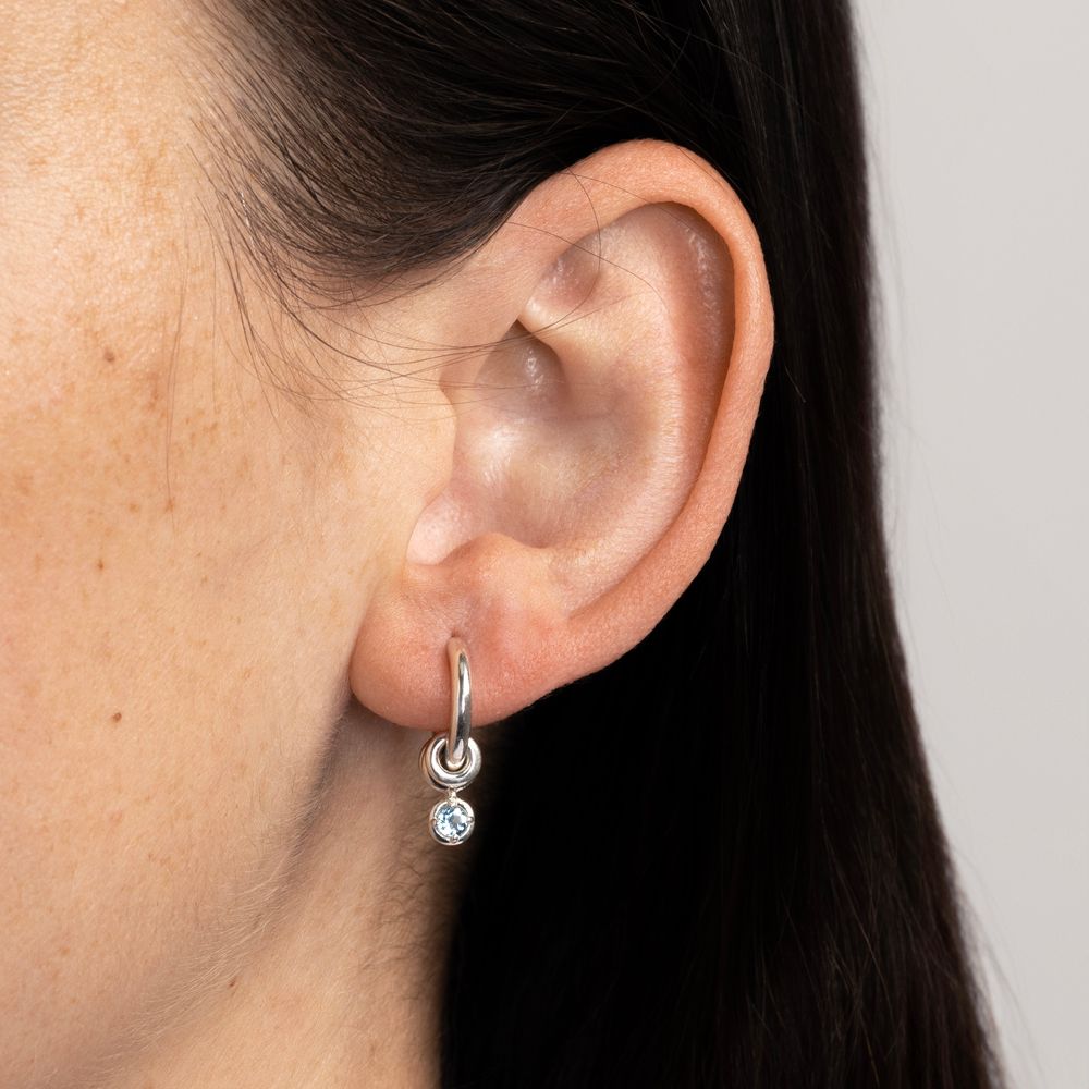 spinelli kilcollin Zahra マイクロ シルバー イヤリング Zahra Silver Bleu Hoop Earrings | Spinelli Kilcollin
