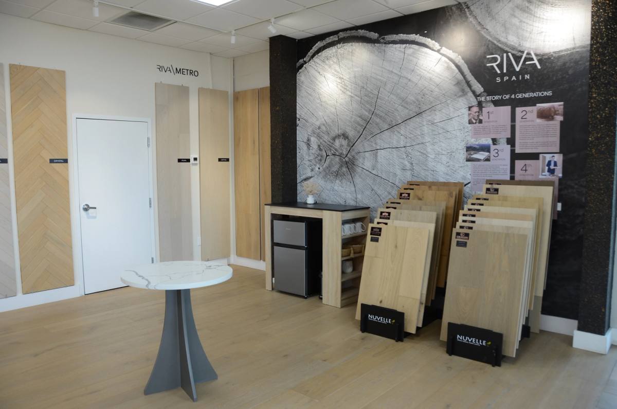 Riva METRO display wall — a large printed panel of a tree-ring cross-section above plank samples