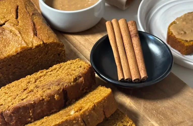 pumpkin spice bread recipe|Slice of pumpkin spice bread on a wodden chopping board