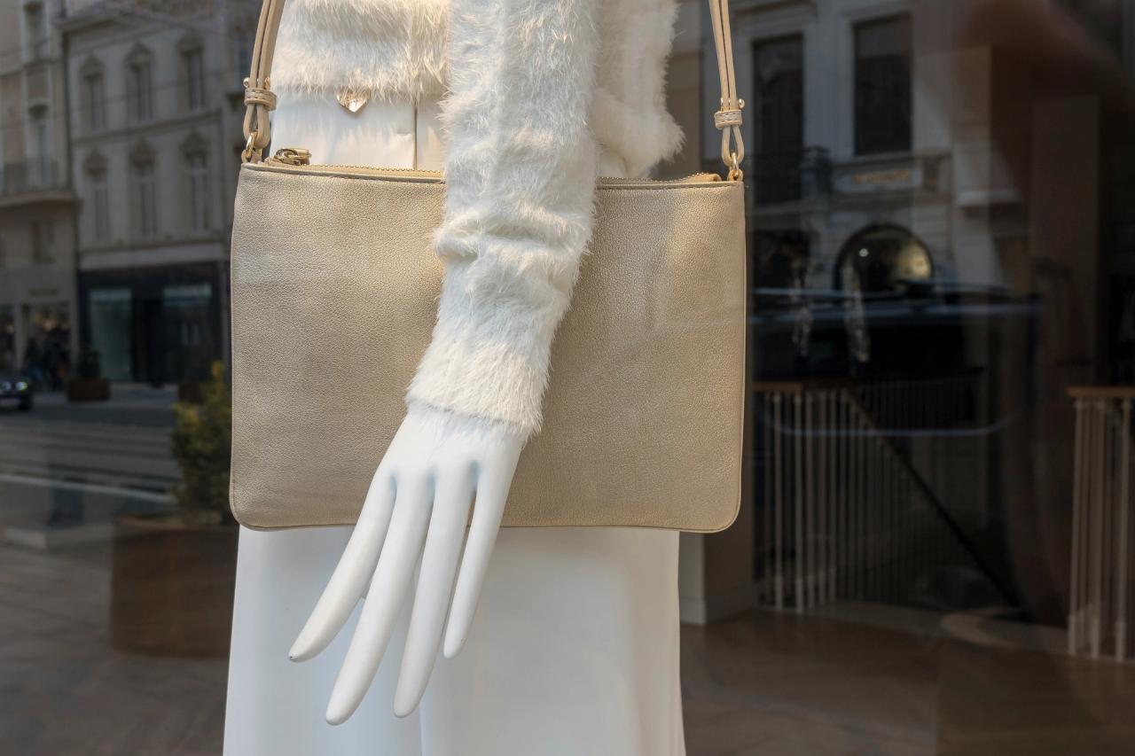 Elegante Handtasche am Mannequin