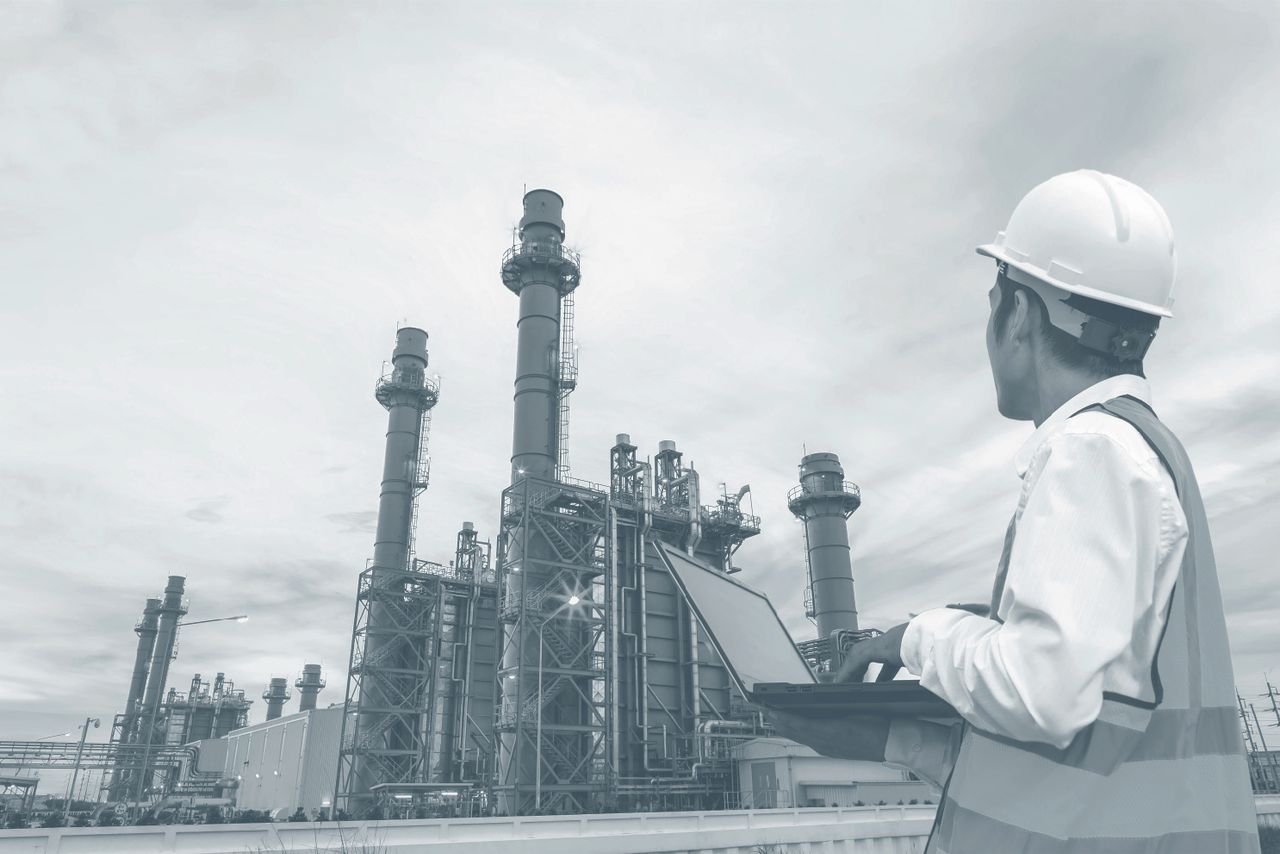 Symbolbild petrochemical plant worker