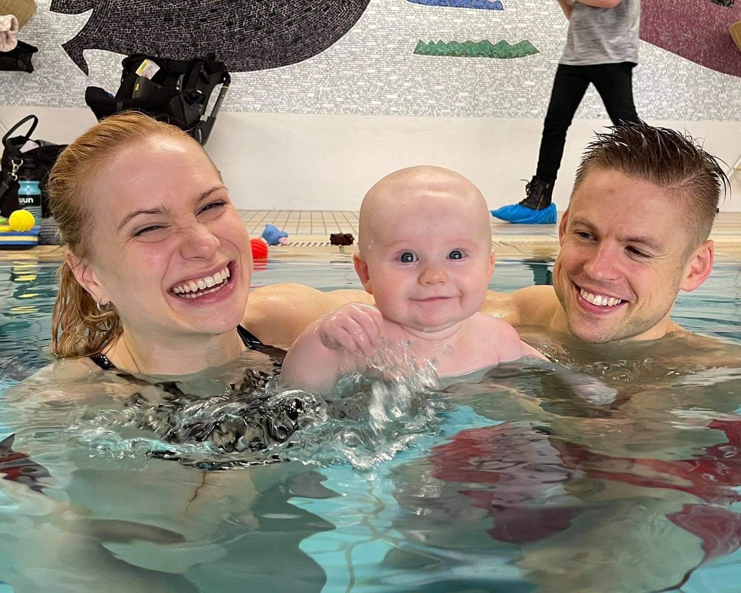 Annie Mist og fjölskylda í sundi