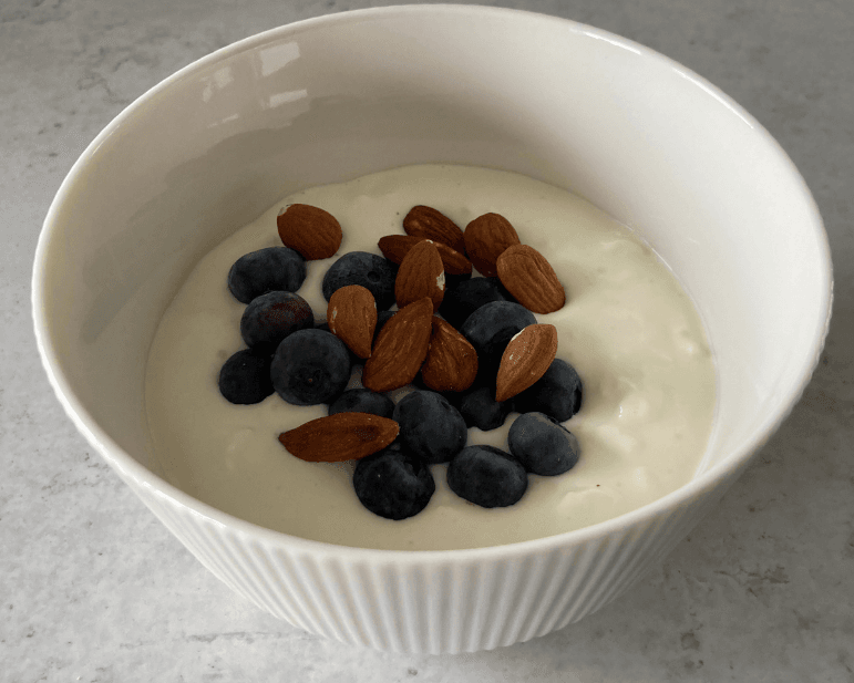 Millimál með kotasælu, grískri jógúrt, möndlum og berjum