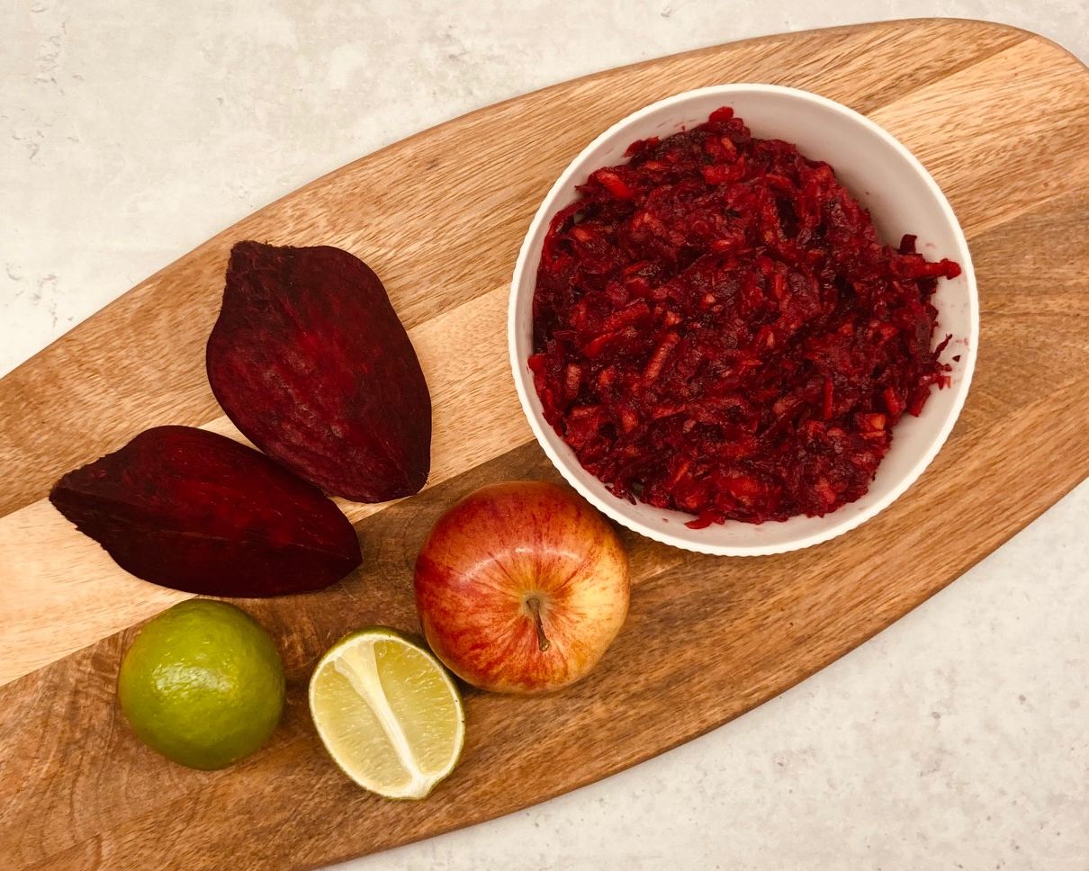 Mynd af hráefnum og rauðrófusalati.