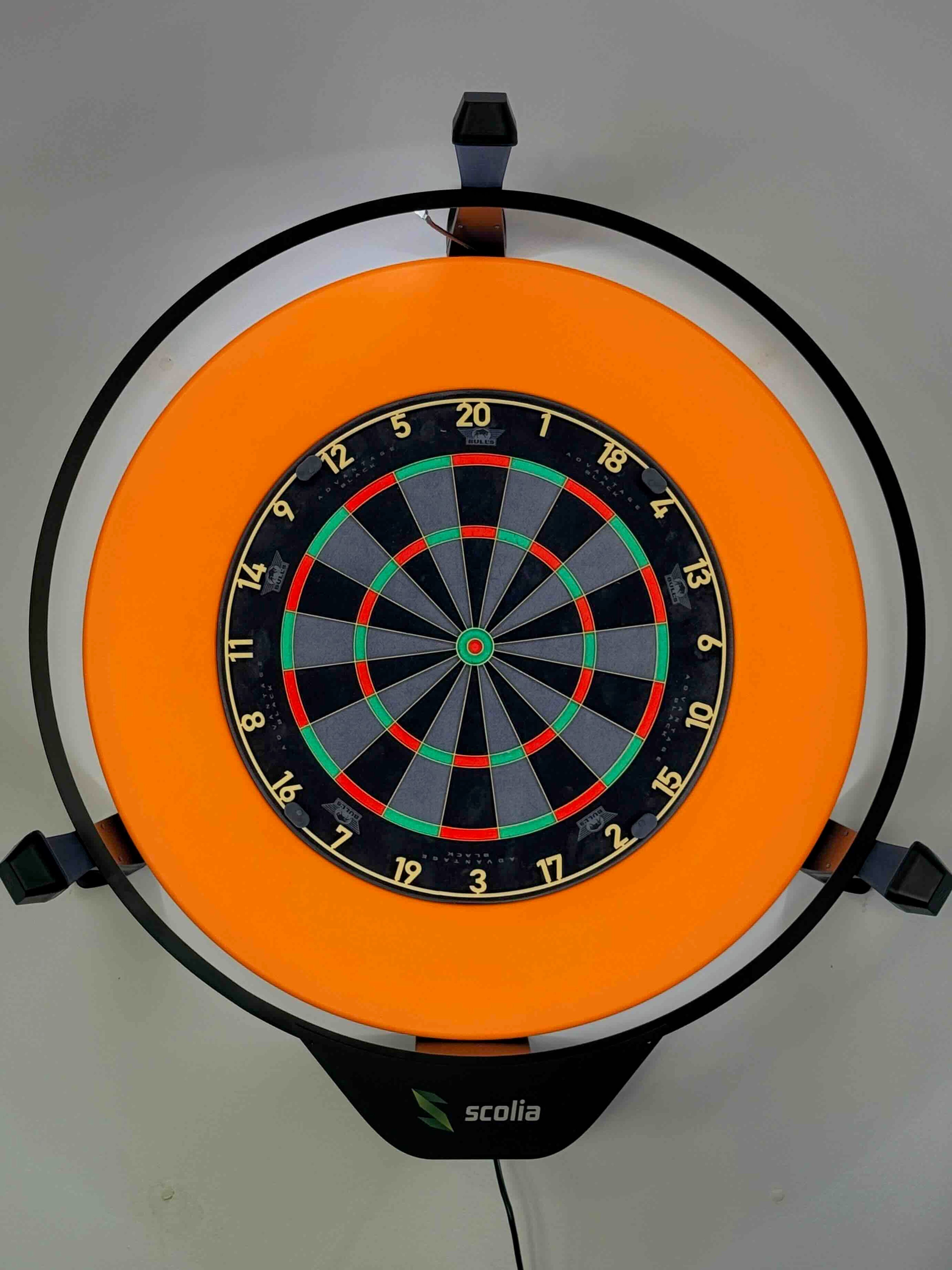 Cible Bull's Advantage Black avec entourage orange et caméras Scolia, dans l'espace d'essai de Caluire-et-Cuire