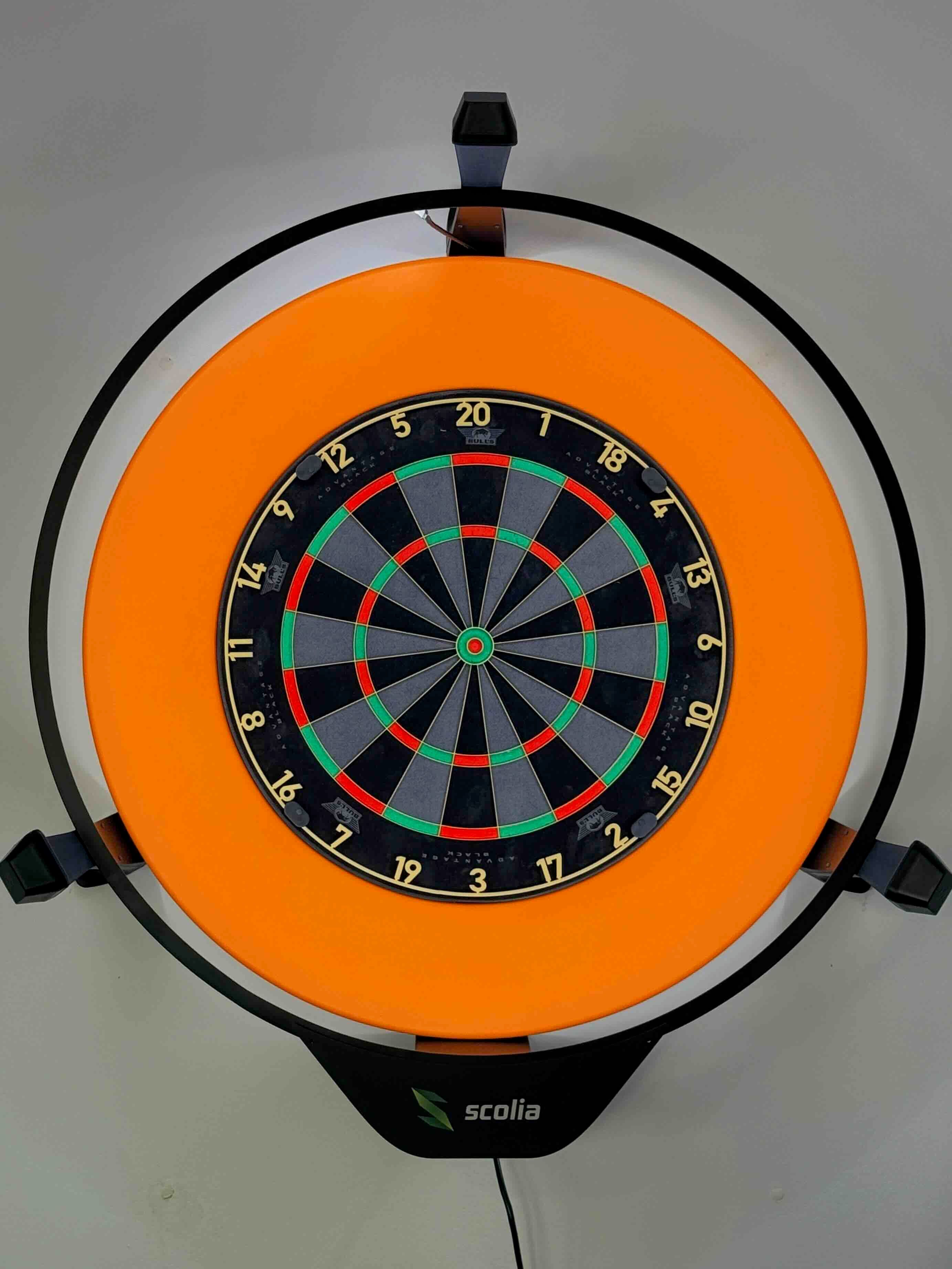 Cible Bull's Advantage Black avec entourage orange et caméras Scolia, dans l'espace d'essai de Caluire-et-Cuire