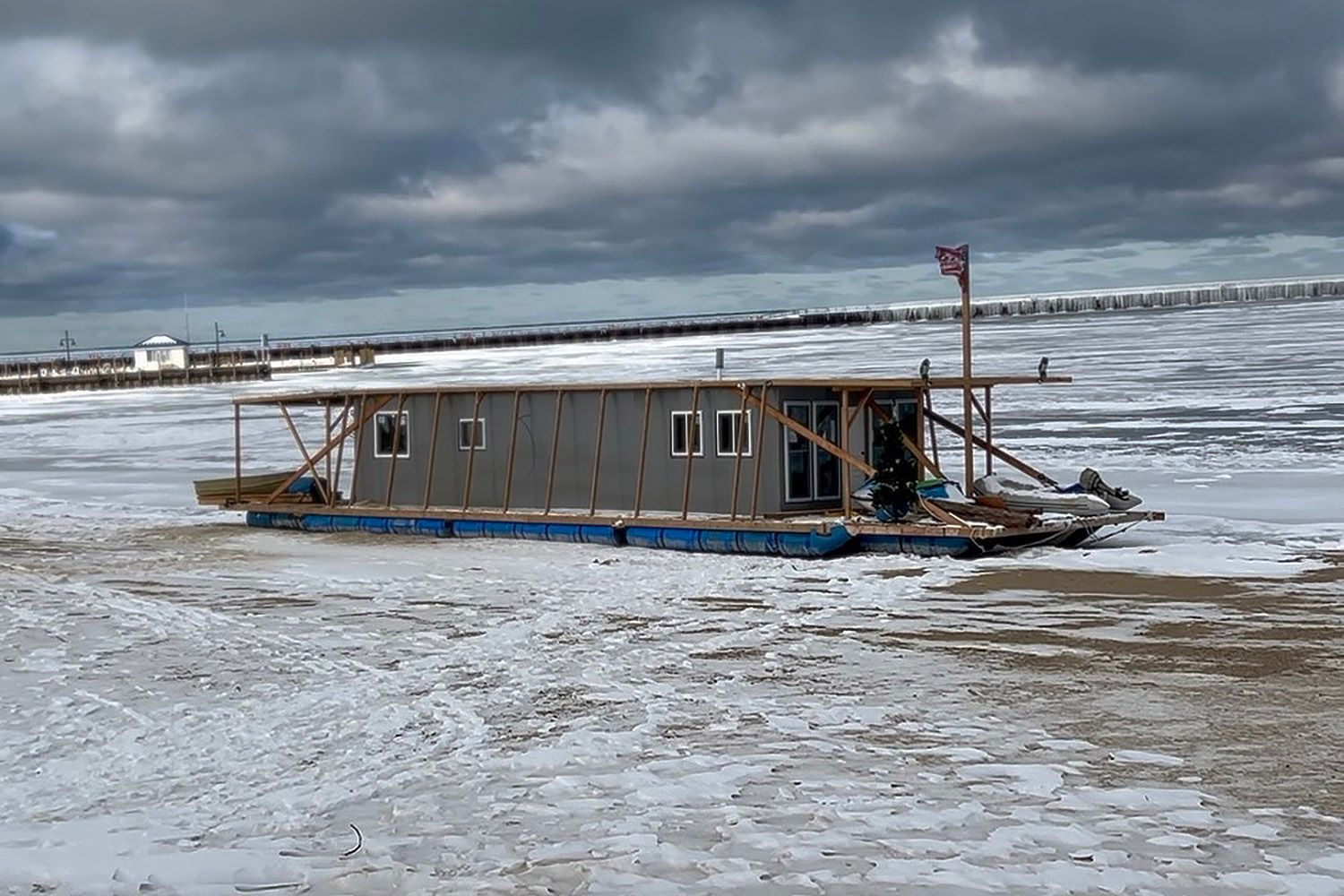 This Houseboat Wasn't Built to Get Stranded in the Thumb