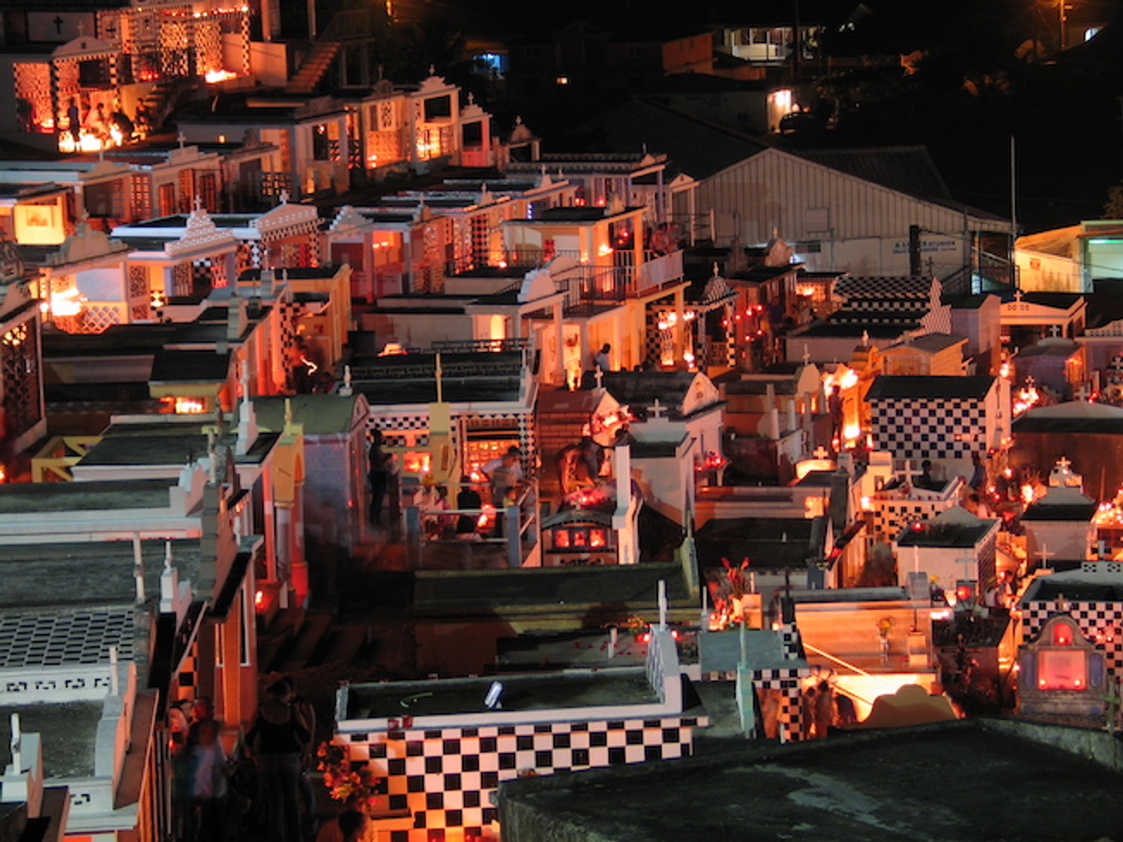 Cimetière illuminé de bougies à l’occasion de la Toussaint en Guadeloupe