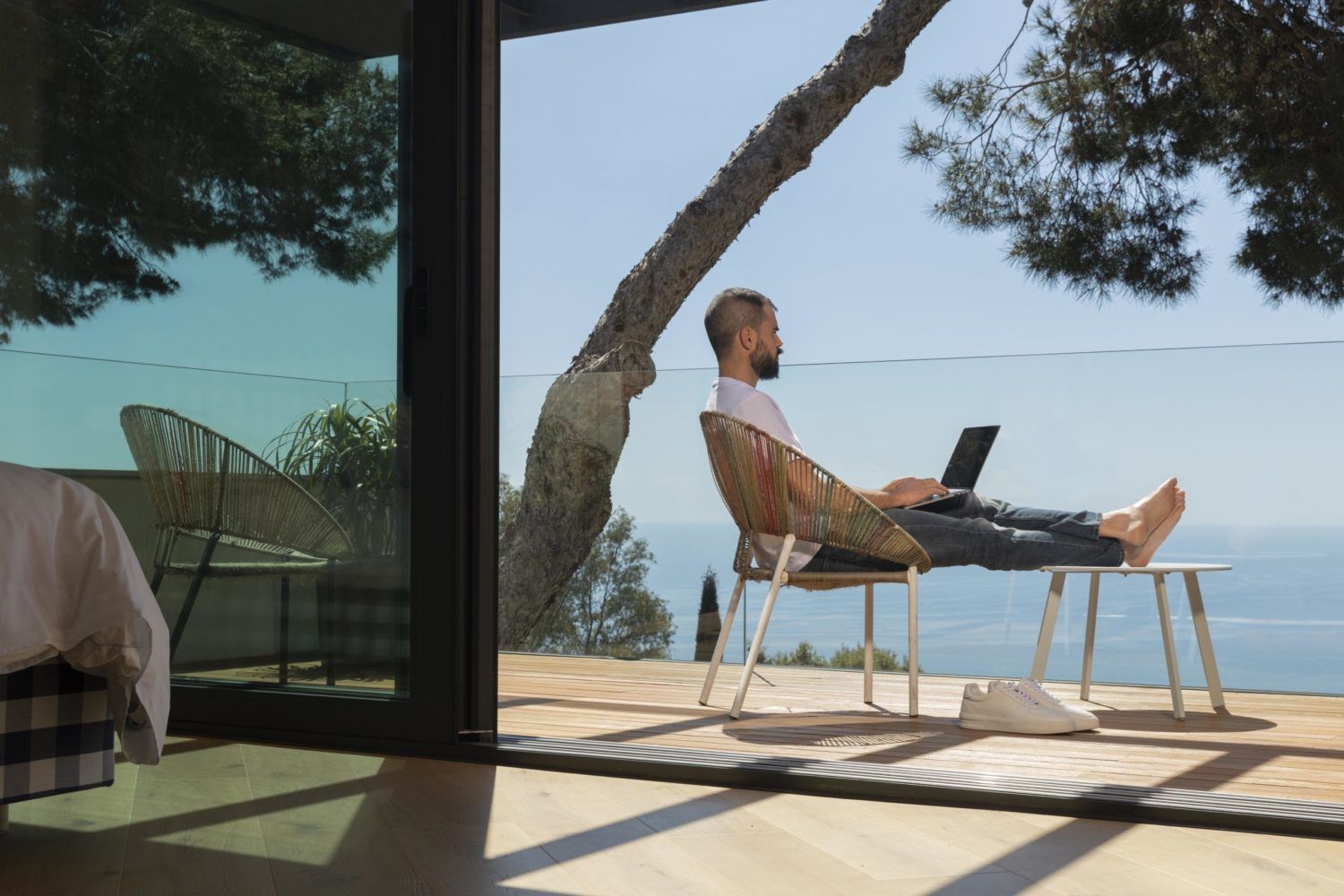 Professionnel en télétravail depuis une villa ZeWelcome en Guadeloupe