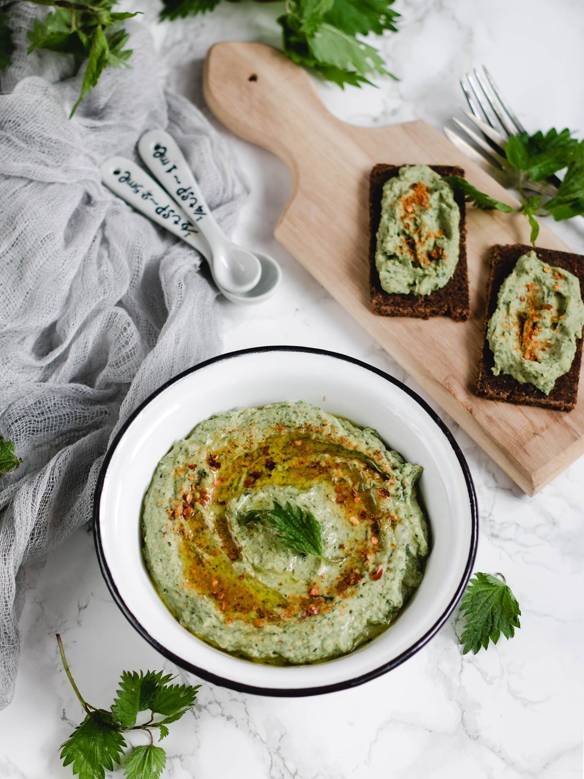 Hummus z młodej pokrzywy