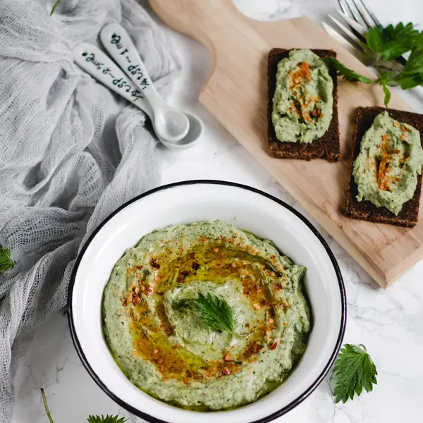 Hummus z młodej pokrzywy