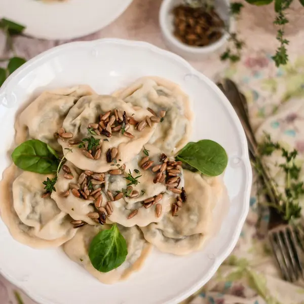 Ravioli z pokrzywą z masłem szałwiowym i słonecznikiem