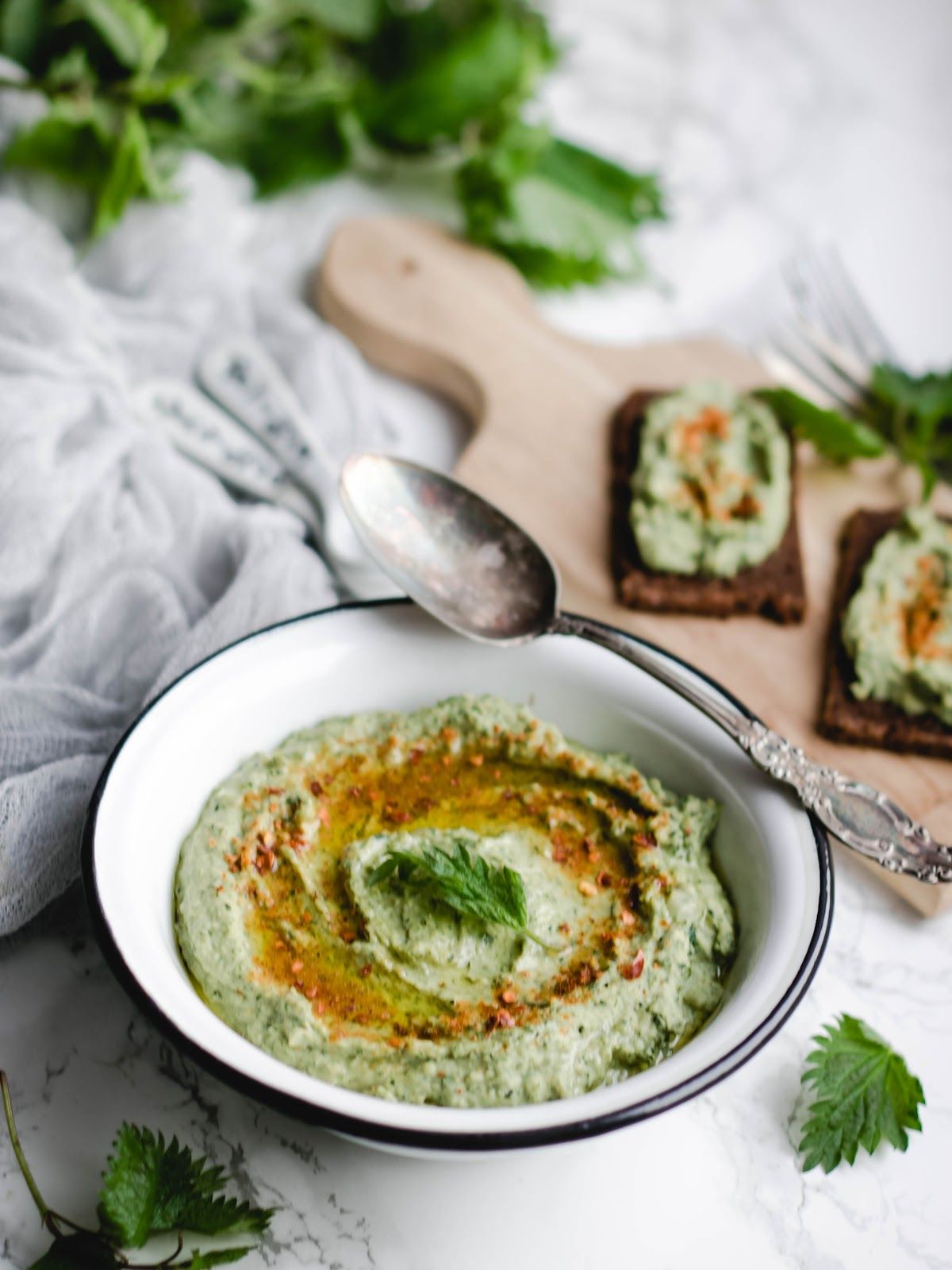 Hummus z młodej pokrzywy
