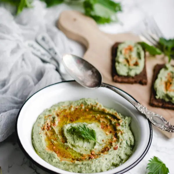 Hummus z młodej pokrzywy
