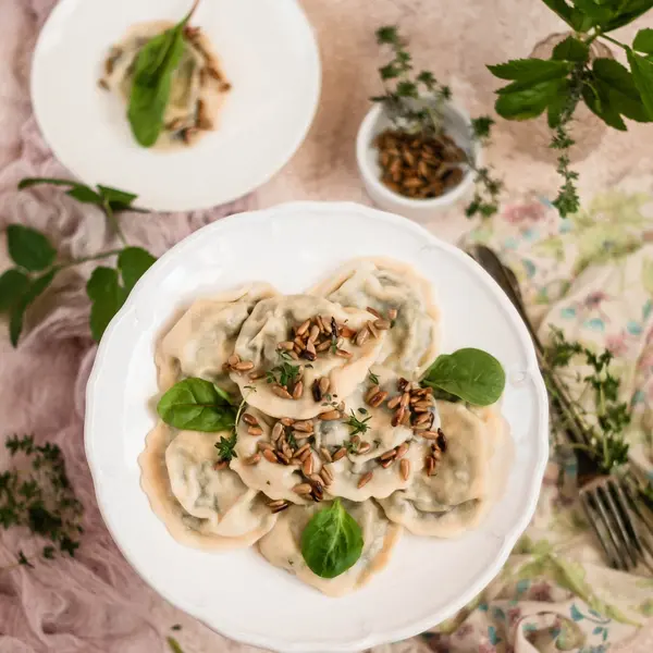 Ravioli z pokrzywą z masłem szałwiowym i słonecznikiem
