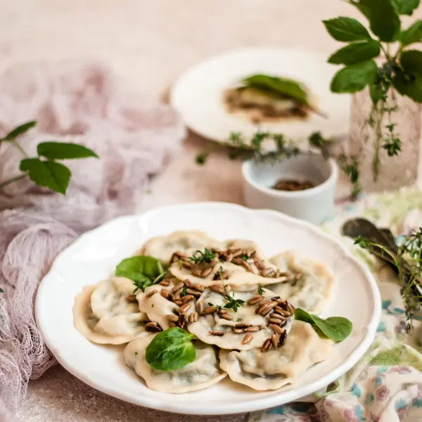 Ravioli z pokrzywą z masłem szałwiowym i słonecznikiem