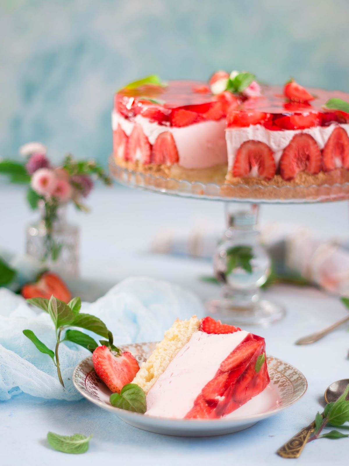 Tort truskawkowy ptasie mleczko  z galaretką
