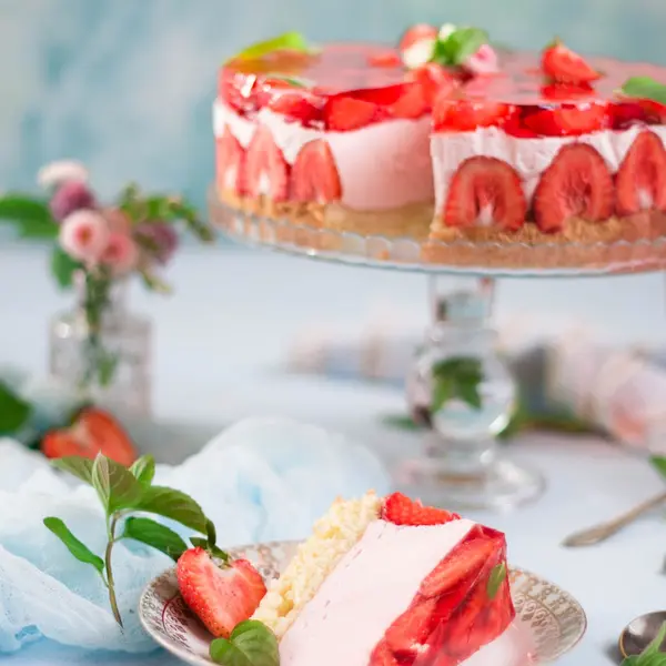 Tort truskawkowy ptasie mleczko z galaretką