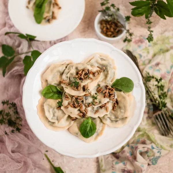Ravioli z pokrzywą z  masłem szałwiowym i słonecznikiem