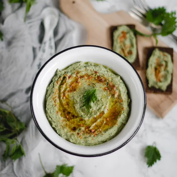 hummus, pasta do chleba, zioła,